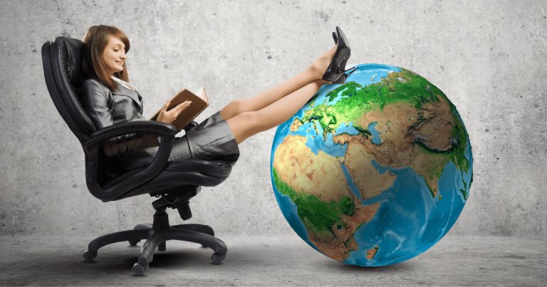 Une femme d'affaire qui gère le monde